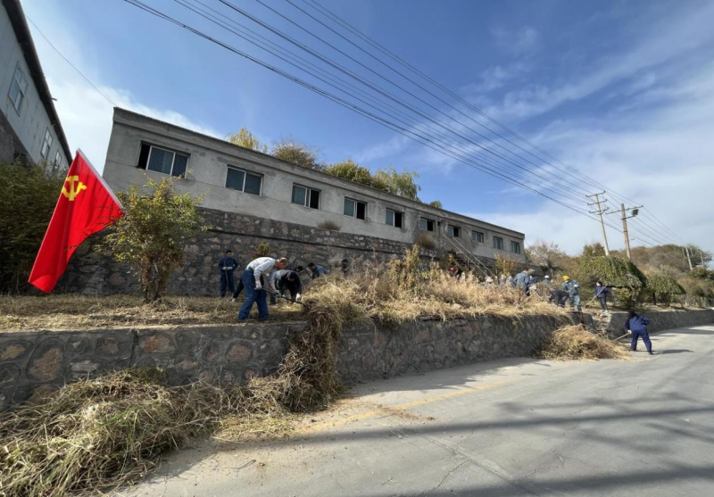 有工投黨員干部、團(tuán)員青年的耕耘那處便是公司最美麗的一角-----物產(chǎn)工投公司開展環(huán)境專項(xiàng)整治主題黨日、團(tuán)日活動